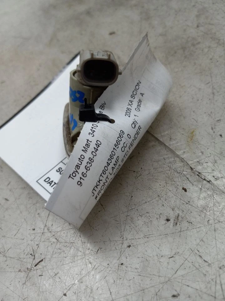 04 05 06 SCION XA DRIVER GUARDABARROS IZQUIERDO LÁMPARA DE ESTACIONAMIENTO INTERMITENTE Foto 2 de 4