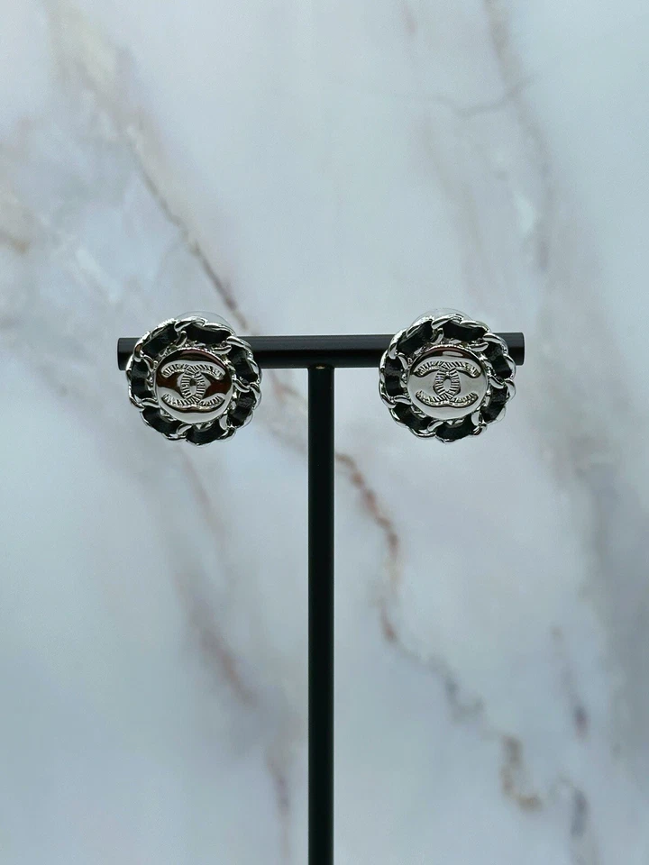Pendientes redondos Chanel negros y plateados CC Foto 2 de 4
