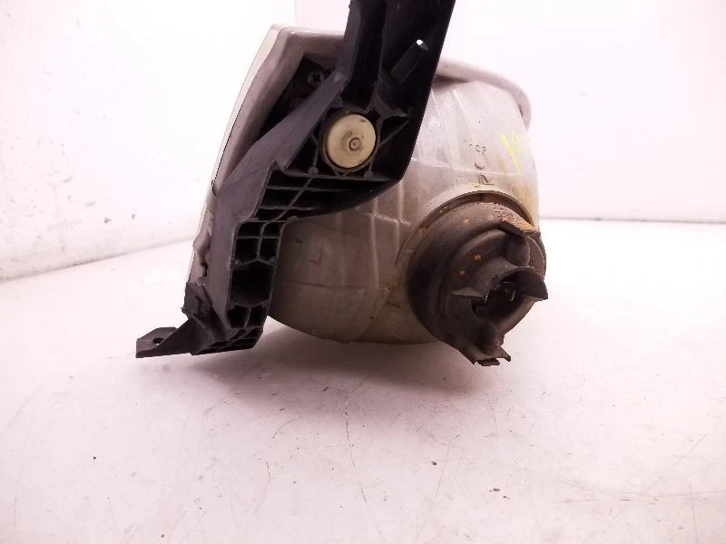 MONTAGEM DO FAROL DIANTEIRO DO LADO DO MOTORISTA DO TOYOTA SEQUOIA 2002  - Imagem 4 de 4