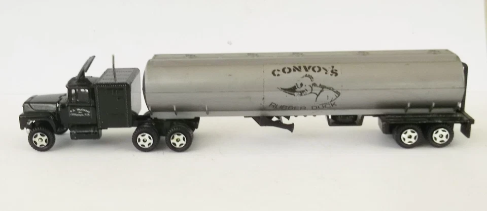 Ertl Trucks of the World - Mack tanker - Rubber Duck from Convoy movie - 1/64 - Image 3 of 4