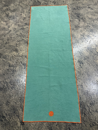 Kufenlose Yogitoes Yogamatte Handtuch Mikrofaser grün Gummigriffe 69"x24" - Bild 1 von 8