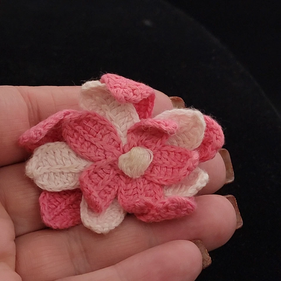 Pin de flor de ganchillo rosa y blanco 2,5" Foto 2 de 4