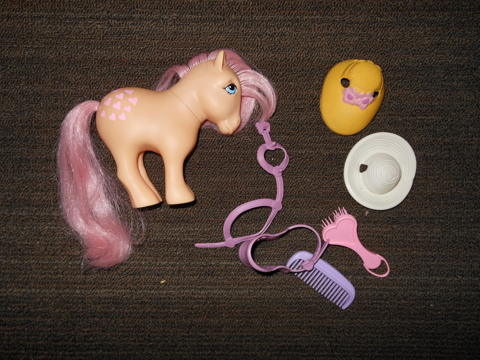 G1 Vintage My Little Pony Peachy con bella sella da salotto imbracatura cappelli spazzola