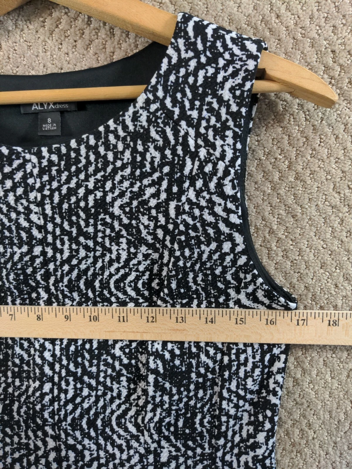 Abito plissettato bianco e nero Alyx 8 aderente e svasato senza maniche orlo rosso