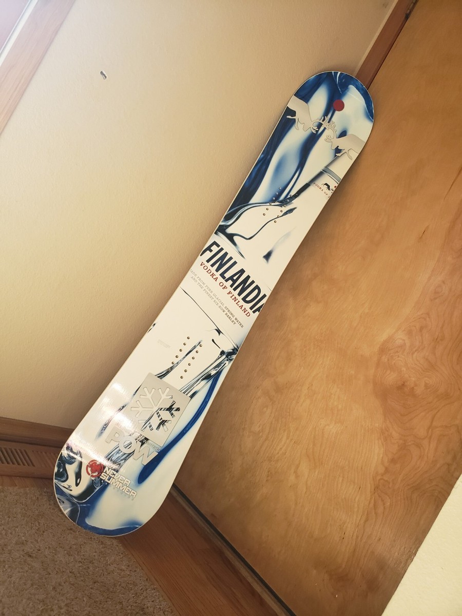 jones finlandia snowboard Snowboards Frontier 2024 the Mountain Surfer is equipped with a foam pad and a loop Jones Mountain Twin Snowboard 2025