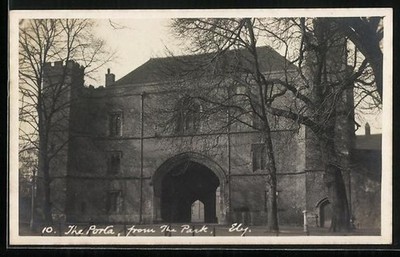 Ansichtskarte Ely, The Porta from the park 