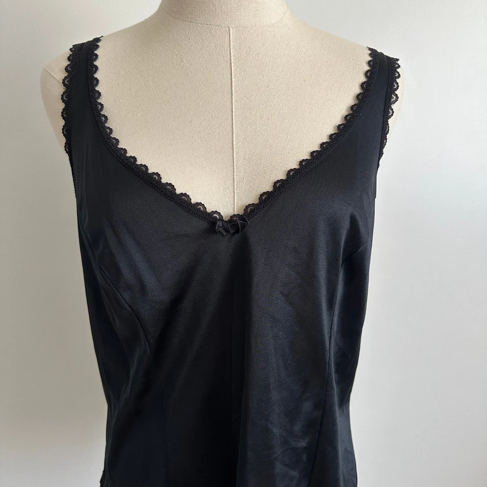 Camiseta sin mangas Warner's Perfect Measure negra con ribete de encaje sin mangas íntima cami Foto 2 de 4