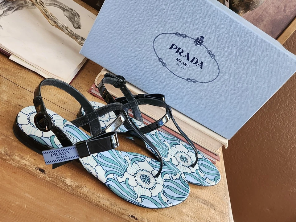 RARE 🔥 PRADA Calzature Donna "Nero" Black Patent Leather Sandals 38.5 ITALY - Image 2 of 4