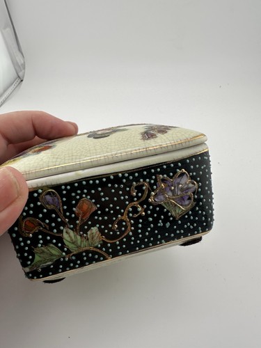 Beautiful Vintage Japanese Hand Painted Moriage Satsuma Trinket / Jewelry Box. - Picture 7 of 12