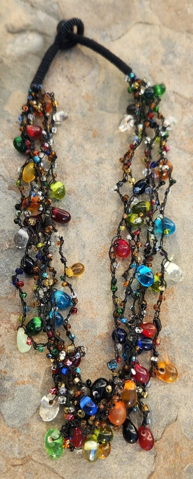 Collar en capas con cuentas de vidrio multicolor con broche artesanal de cuerda negra Foto 3 de 4