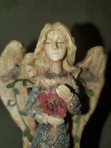 VINTAGE GANZ ANGEL W/HEART LOVE FIGURINE RESIN MADE TO LOOK LIKE WOOD - Picture 11 of 12