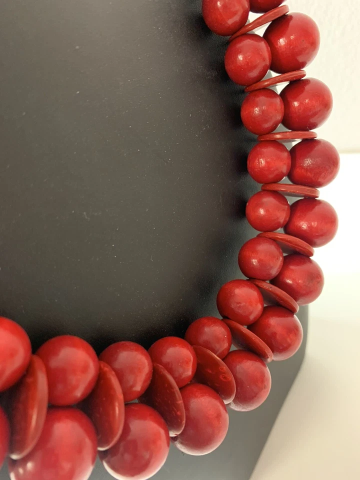 Collar rojo bohemio étnico de madera Foto 2 de 4