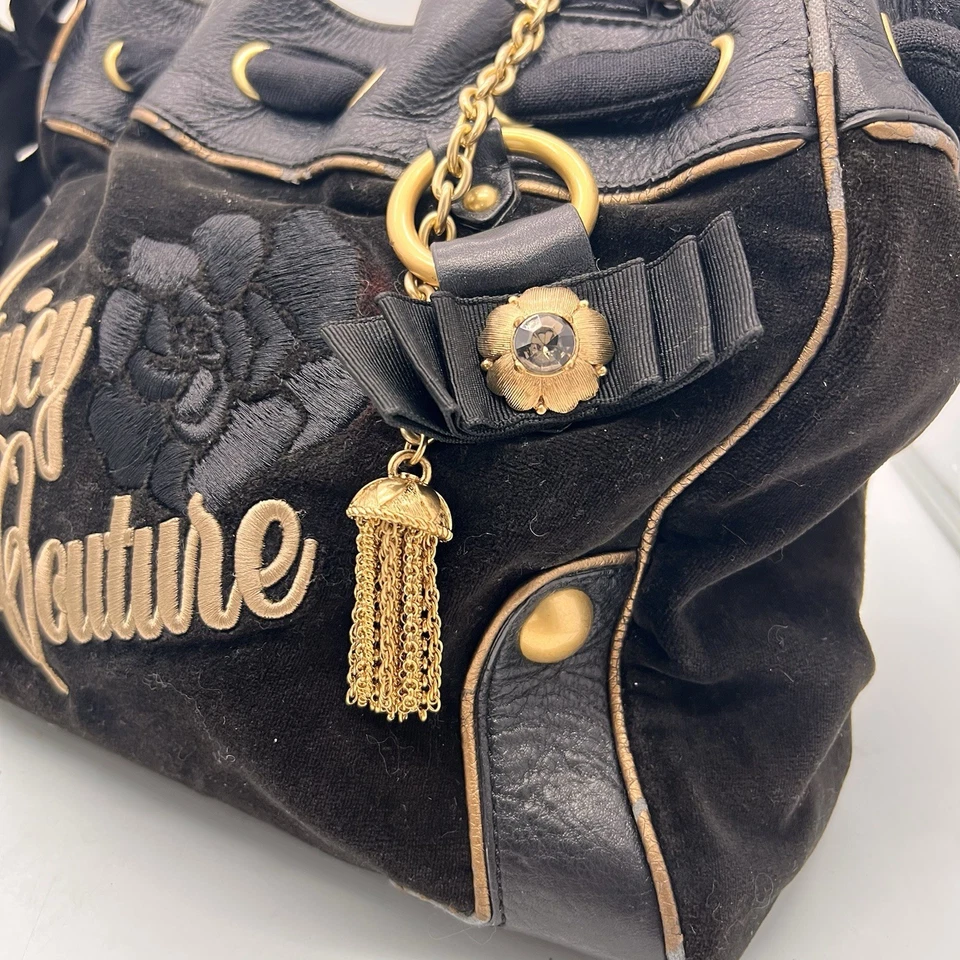 Raro Bolso de Mano Juicy Couture Vintage Negro Terciopelo Bordado Oro Rosa Dijes Lazo Foto 3 de 4