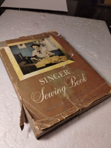 Livre de couture vintage 1949 chanteur couverture rigide Mary Brooks Picken avec veste poussière - Photo 1/17