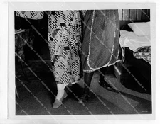 o53557 1924 orig photo Claire Windsor, Mae Busch feet and shoe fashion silent fi