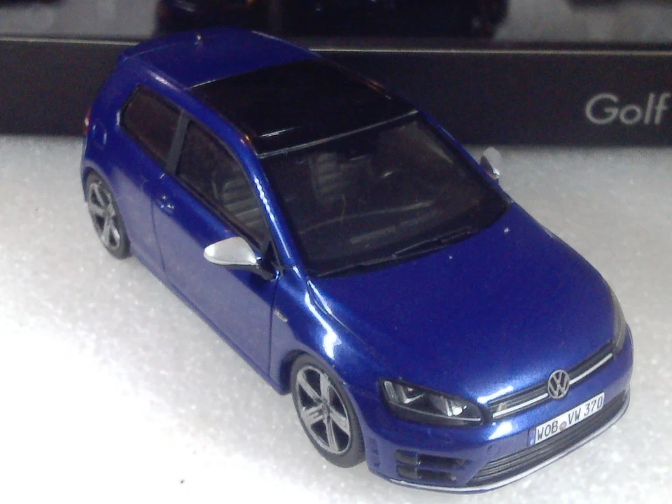 VOLKSWAGEN GOLF R MK.7 2013 MODELO CONCESIONARIO SPARK/VW escala 1/43 Foto 4 de 4