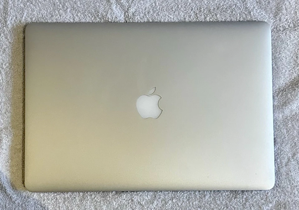 Apple MacBook Pro 15,4" / Intel Core i7 2,2Ghz / 16GB RAM / 256GB SSD / A1398 - Bild 4 von 4