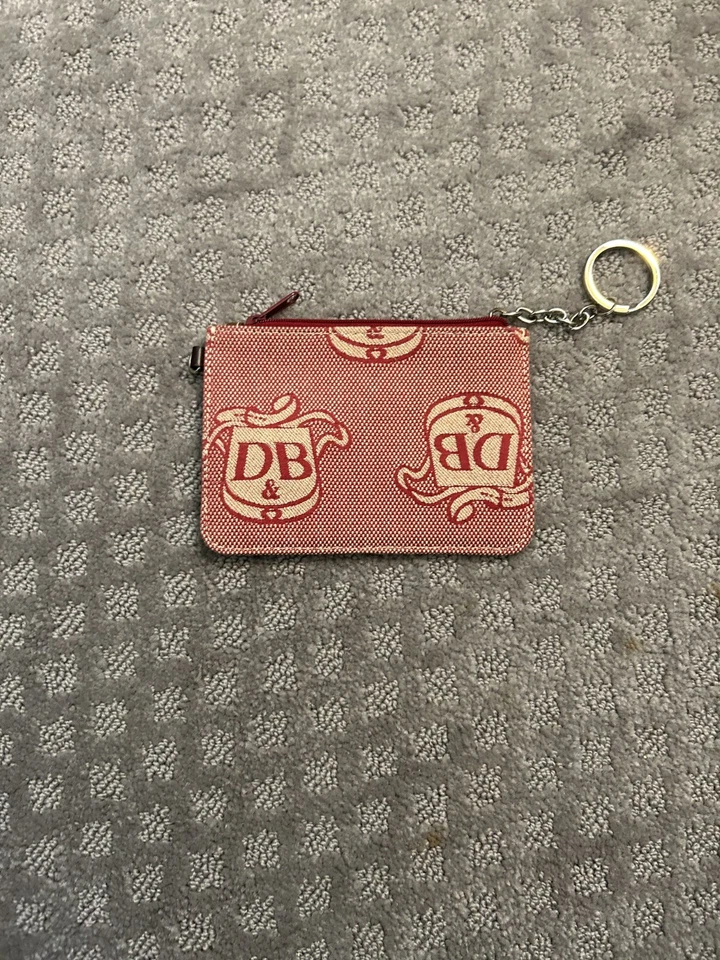 Cartera para monedas Dooney & Bourke roja y crema con cremallera | Pequeña bolsa de cuero | Acento de logotipo Foto 2 de 2