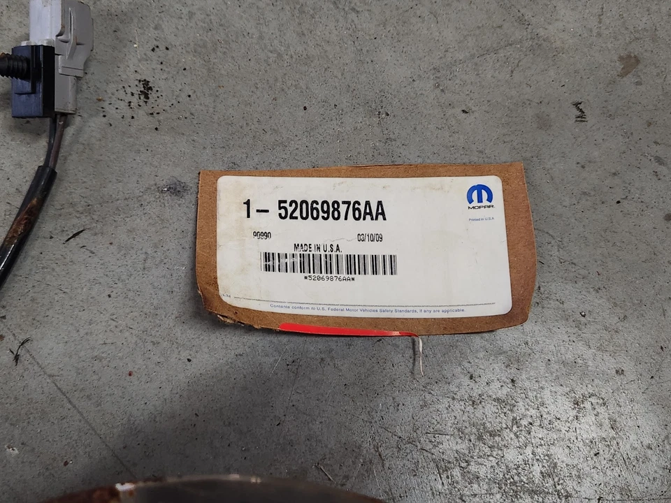 98-99 Dodge Ram 2500 RH FRONT WHEEL BEARING and HUB Assembly Mopar 52069876AA - Image 4 of 4