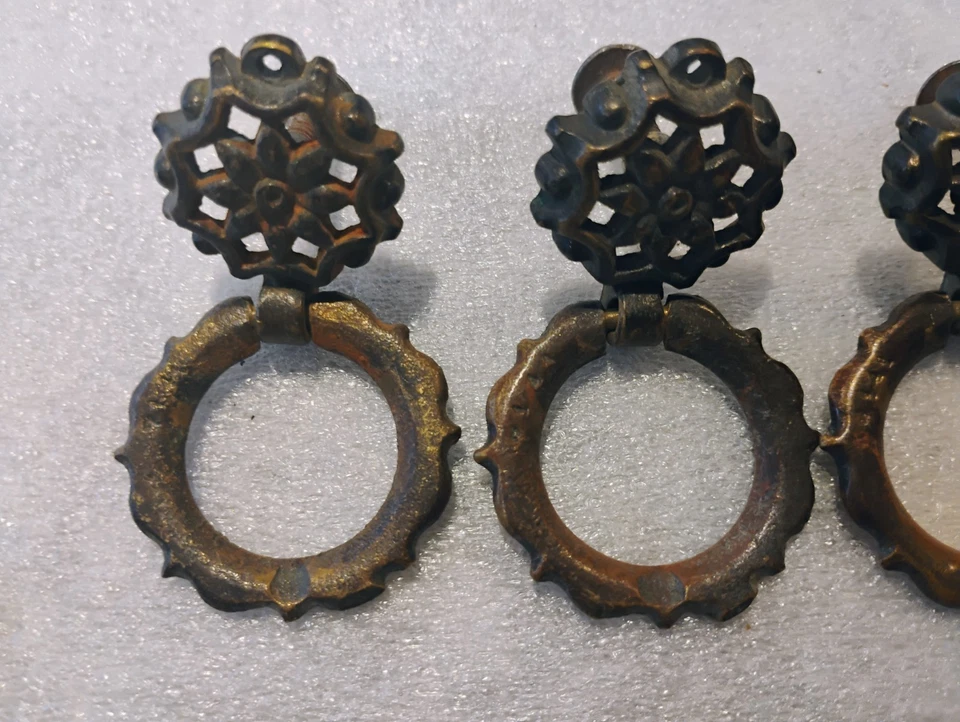 Lote de 4 tiradores de cajón antiguos redondos con anillo colgante de latón Foto 2 de 4