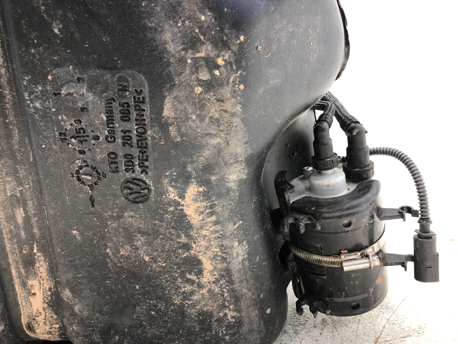 2014-2018 BENTLEY FLYING SPUR FUEL TANK GAS TANK RESERVOIR W/ FILLER NECK OEM.