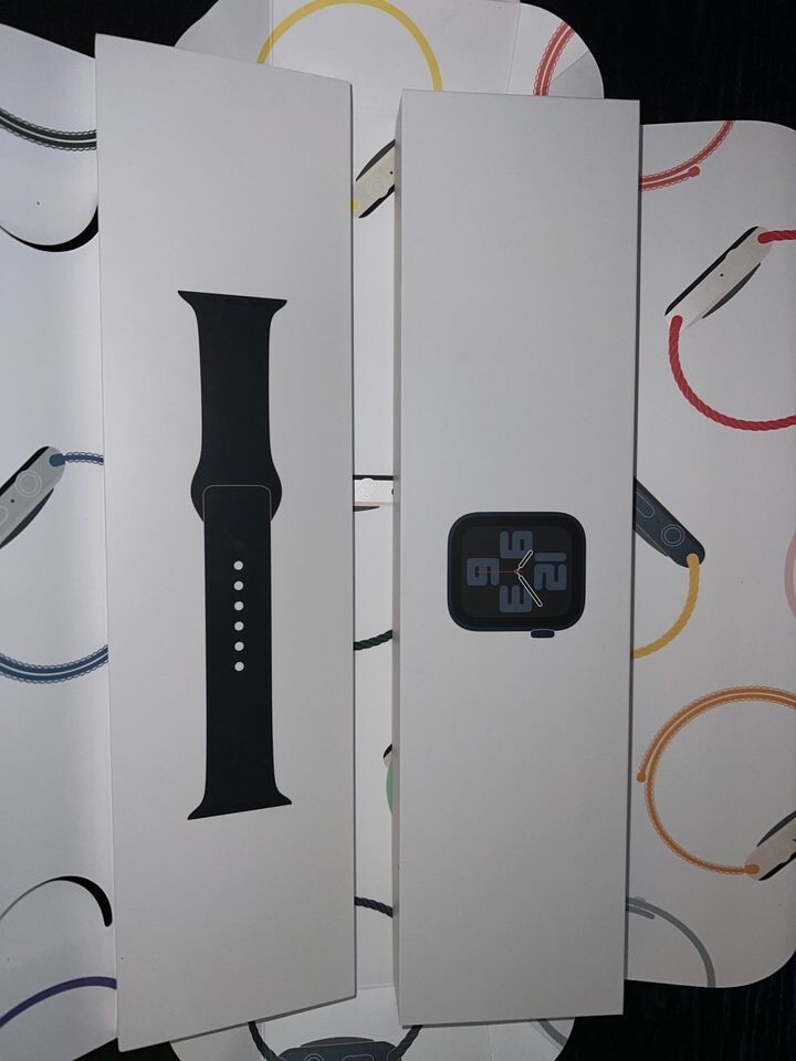 Apple Watch SE 44mm Midnight Aluminum GPS with Sport Band M/L 2022 Model-image