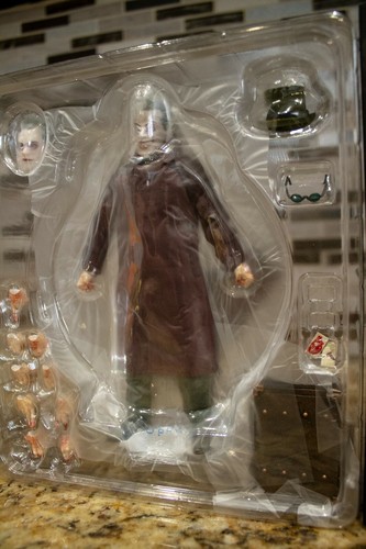 The Joker: Gotham by Gaslight Mezco One:12 Exclusive Figure-COLLECTOR'S EDITION - Picture 6 of 12