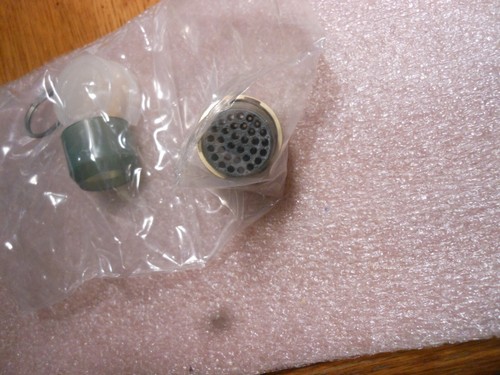 AMPHENOL CONNECTOR WITH CONTACTS PART # SP06CP-18-32PY NSN: 5935-00-847-4217 - Picture 3 of 3