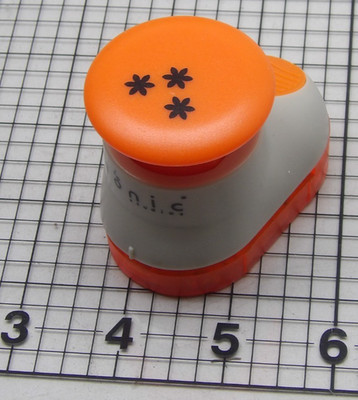 Tonic Studios Flowers Snowflakes Border Edge Boot Paper Punch