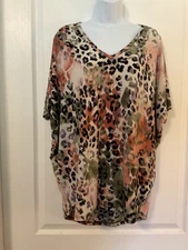 Be Stage Woman's Size S Abstract Print V-neck Relaxed Fit Top Short Sleeve -B12