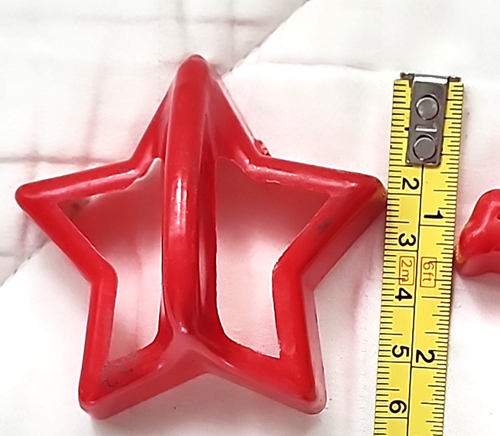 HutZler 40er Jahre roter Kunststoff Weihnachtsstern 2,5” Weihnachtsmann Figur 3” Ausstechformen - Bild 4 von 10