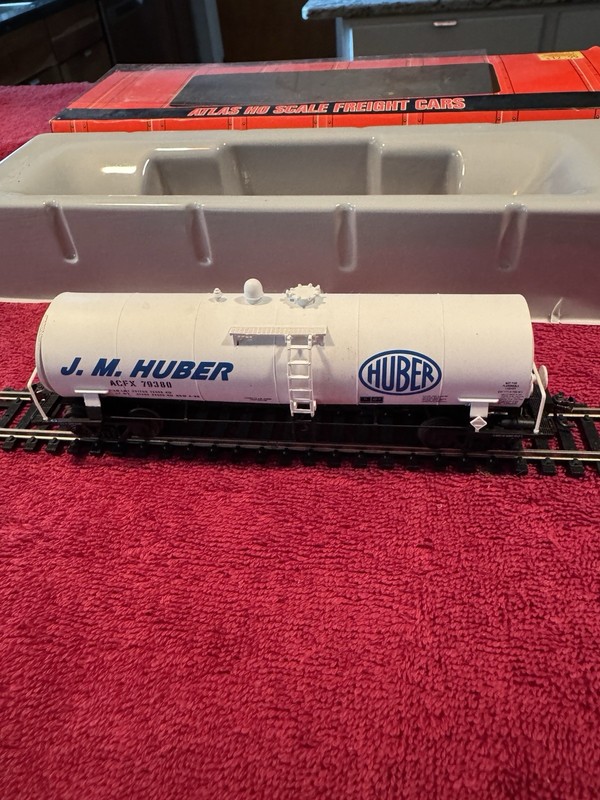 HO Atlas JM Huber ACFX Tank Car #79380 - Used