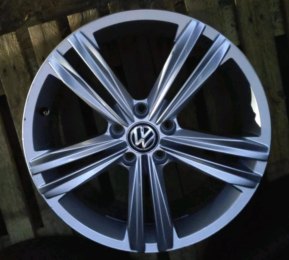 1x Original VW Tiguan II 5N AD1 AX1 5NA601025M Sebring 7x18 ET43 18 pulgadas *EXCELENTE* - Imagen 4 de 4