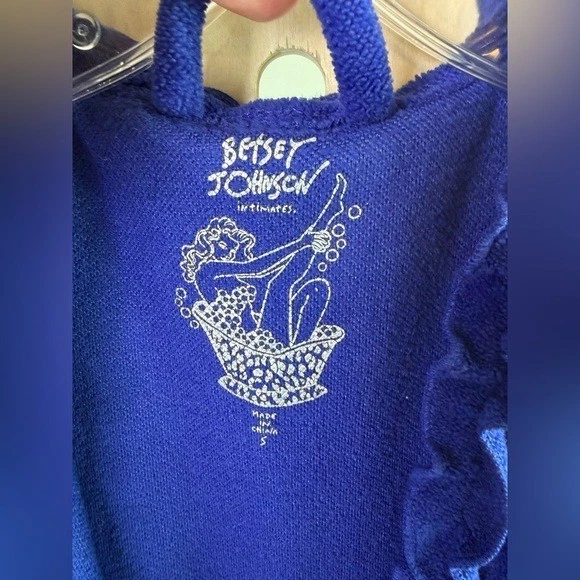 Albornoz con volantes Betsey Johnson para mujer talla pequeña Foto 2 de 4