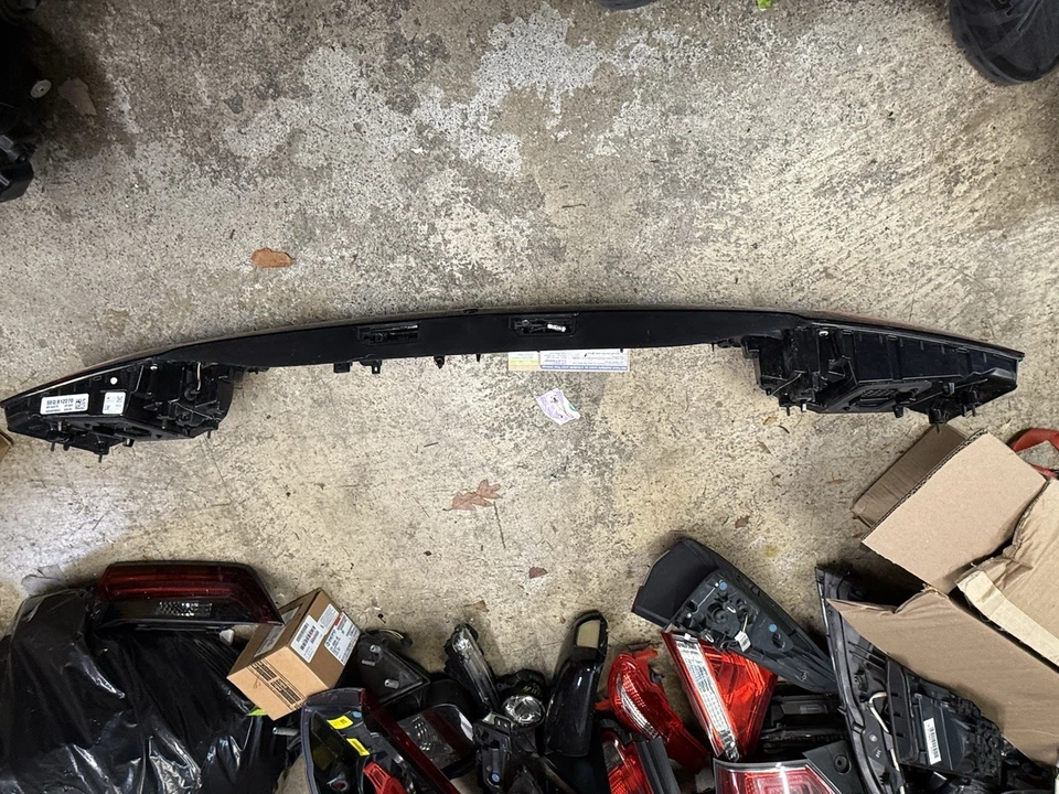 68645935AA - 2021-2025 Chrysler Pacifica Rear Center LED Tail Light OEM - Image 3 of 4