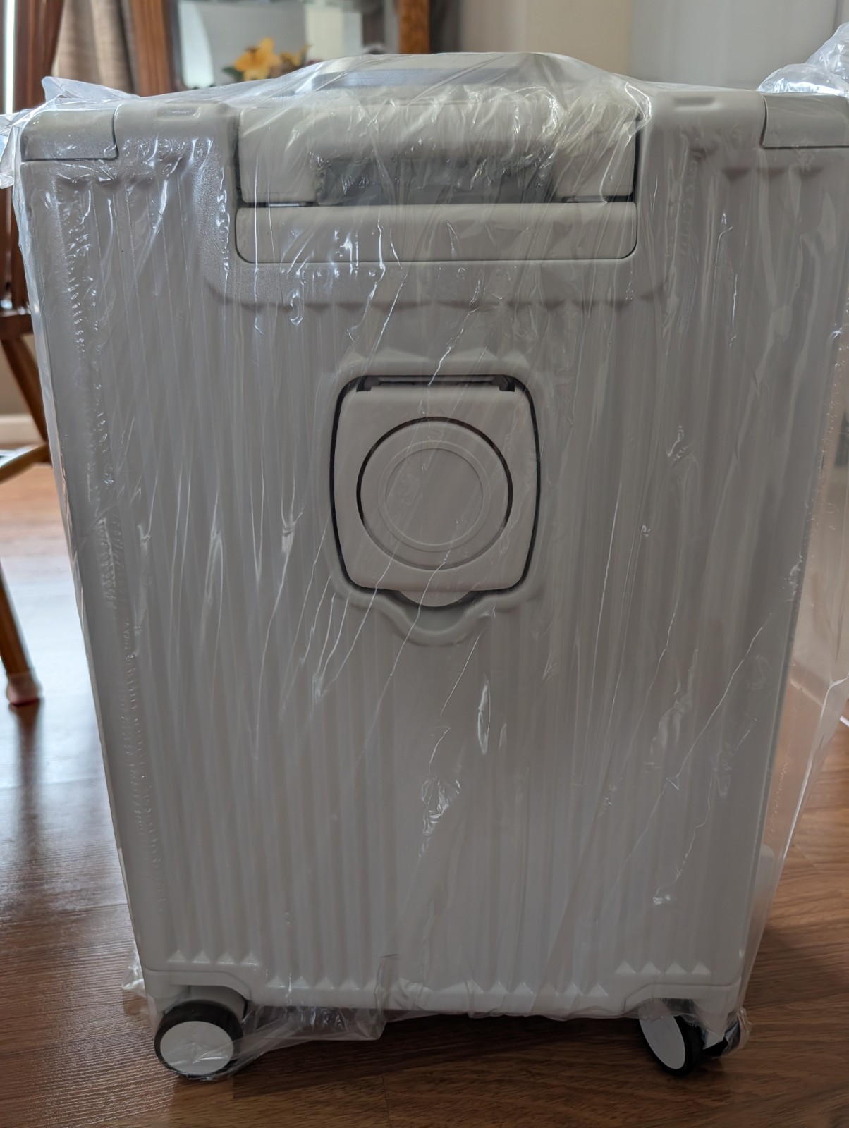 22" Airline Approved Carry-On Luggage, Aluminum Frame USB Laptop Pocket Suitcase