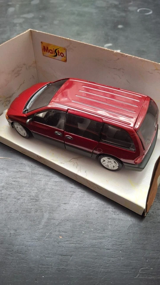 Chrysler Voyager '96 - 1:26 - Maisto - Immagine 2 di 4