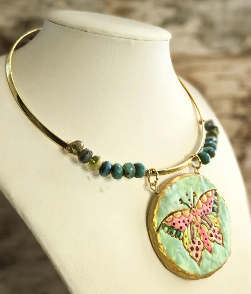 Gargantilla Torque Centro Artesanal Mariposa Verde y Rosa Pintado a Mano en Chapado en Oro Foto 3 de 4