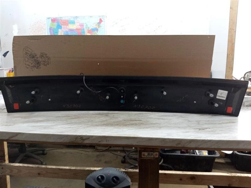 Used Center Tail Light Assembly fits: 2008 Lincoln Mkx center lid mounted Center - Image 2 of 4