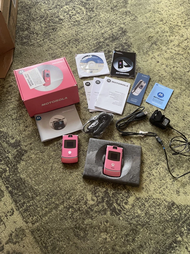 Motorola RAZR V3 Mobile Phone ONE PHONE boxed  please read just one phone - Image 3 of 4
