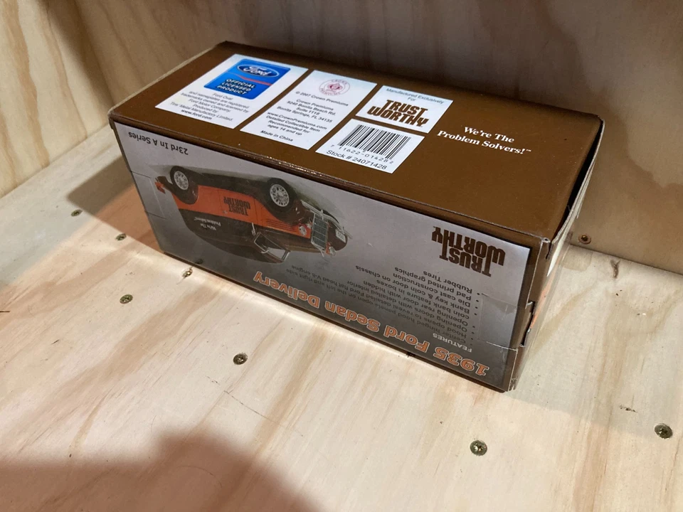 CROWN PREMIUMS 1/24 НАДЕЖНЫЕ ХОЗЯЙСТВЕННЫЕ МАГАЗИНЫ 1935 FORD СЕДАН ДОСТАВКА ФУРГОН - Изображение 4 из 4