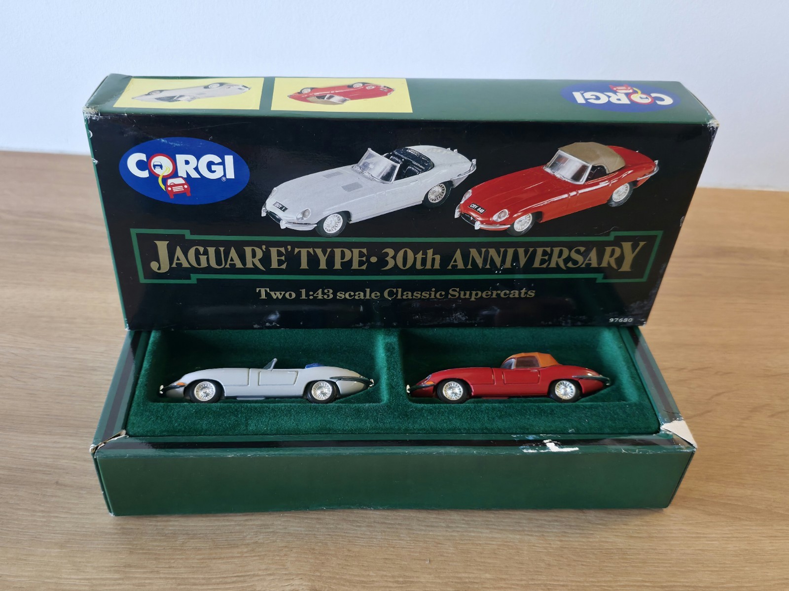 Jaguar E-Type Corgi 1/43 revivez la nostalgie automobile en miniature x2