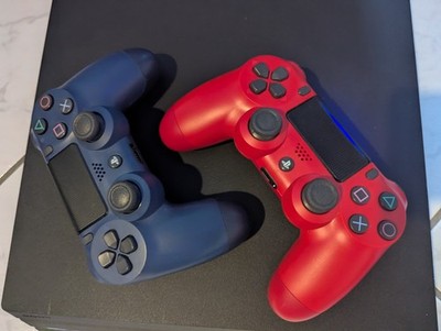 Sony PlayStation 4 Pro - Schwarz, 1TB, mit 2 sehr gut erhaltenen Controllern