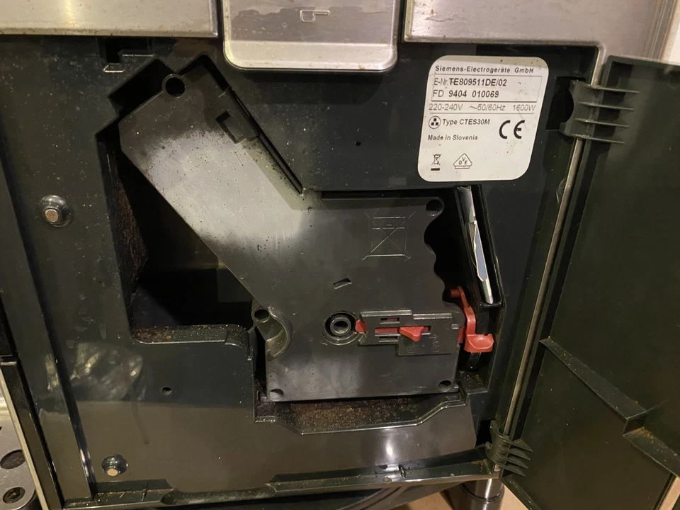 Siemens EQ.8 300 Edelstahl/Schwarz 2 Tassen Kaffeevollautomat - Bild 4 von 4