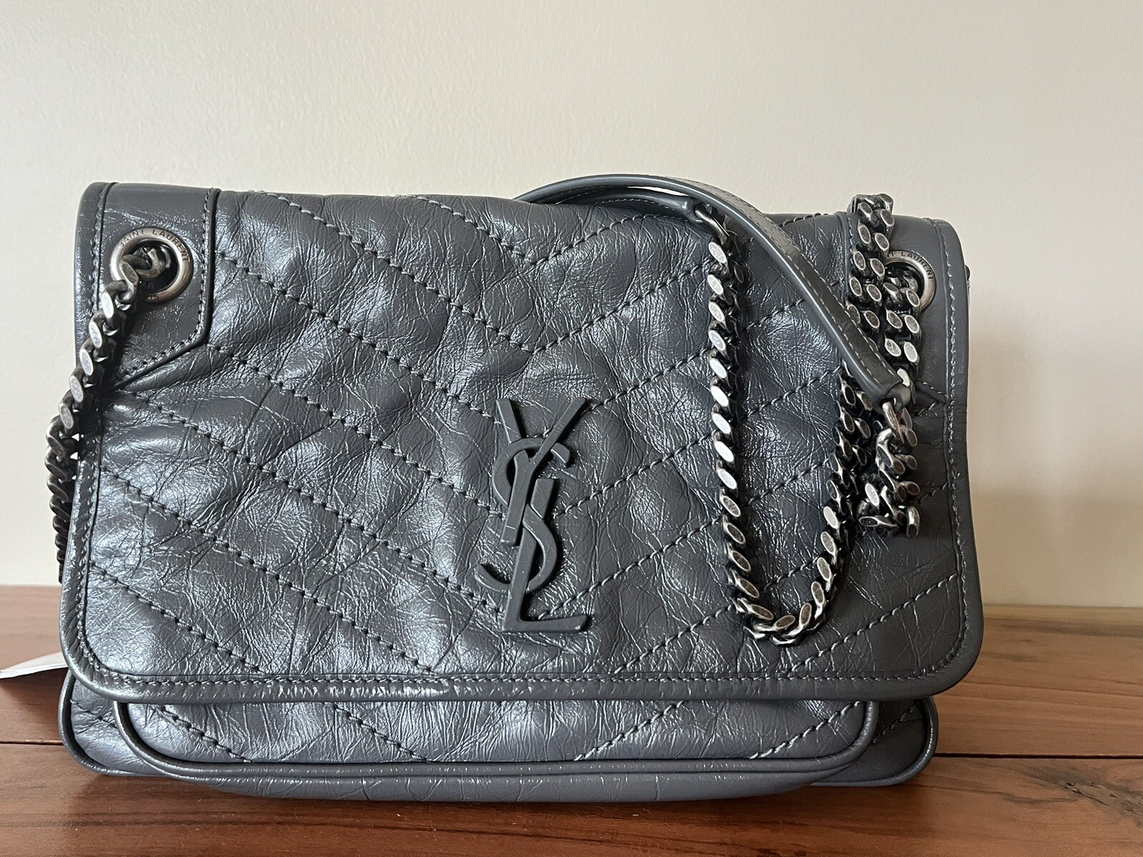 Borsa a mano Saint Laurent Storm pelle di vitello stropicciata Matelasse media Niki