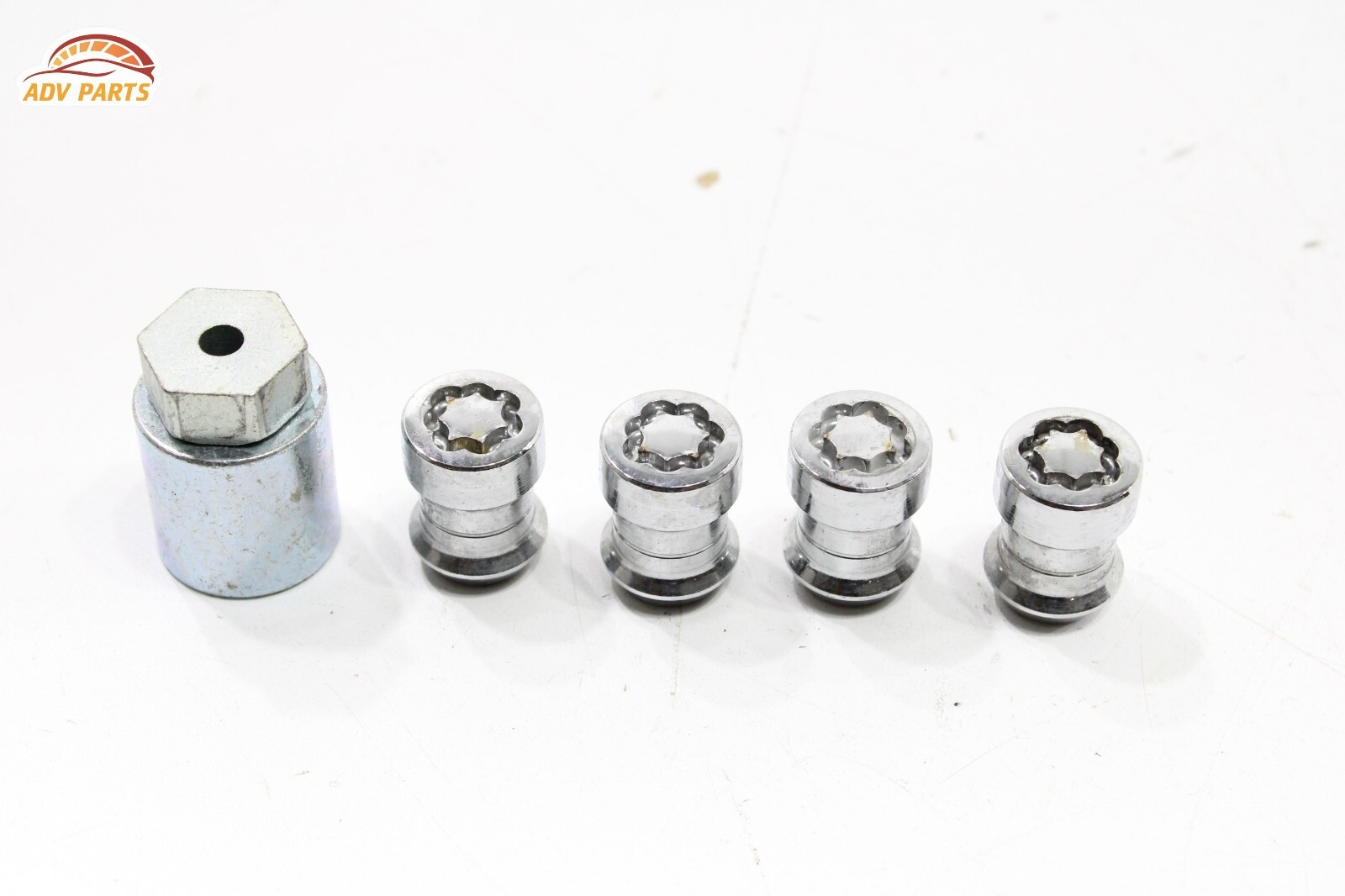 HYUNDAI TUCSON WHEEL RIM LUG NUT BOLT & ANTI THEFT LOCK KEY OEM 2011