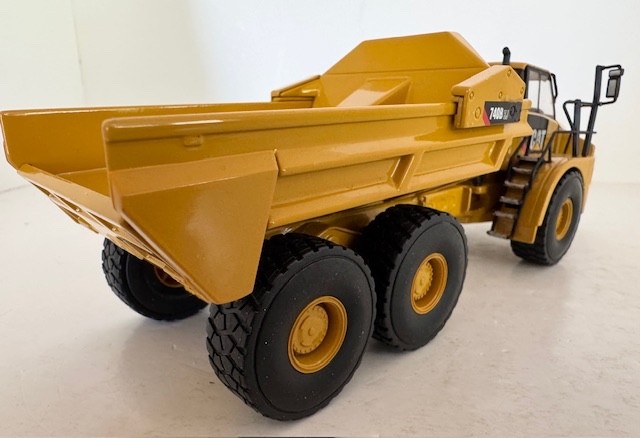 1:50 Caterpillar 740B EJ Articulated Hauler Dump Truck By