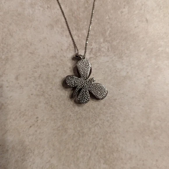 Colar pingente borboleta de resina âmbar cor e strass branco 16 polegadas - Imagem 4 de 4