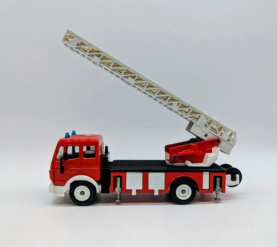 Escalera giratoria Siku 2925 Bomberos (Mercedes Benz) escala 1:55 en caja Foto 4 de 4