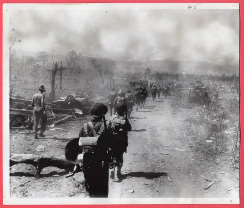 1943 Australian Troops Moving Through Lae New Guinea 8x9.5 Original Wirephoto
